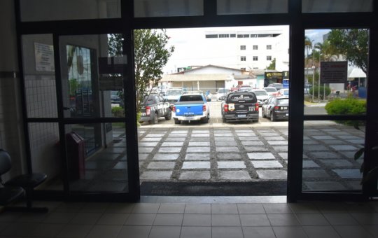 Mulher é mantida em cárcere privado após encontro com homem pela internet na Bahia