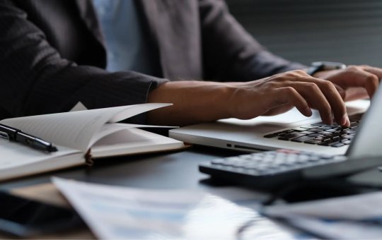 O empreendedorismo jovem no Brasil: Desafios e conquistas