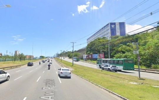 Acidente entre carro e caminhão causa engarrafamento na Avenida Paralela