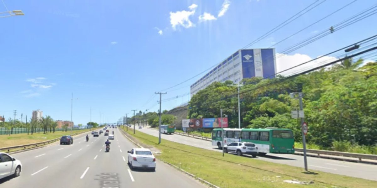 Acidente entre carro e caminhão causa engarrafamento na Avenida Paralela