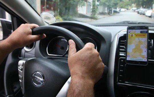 Discussão entre mulher e motorista de aplicativo termina com ameaça de delegacia após criança vomitar
