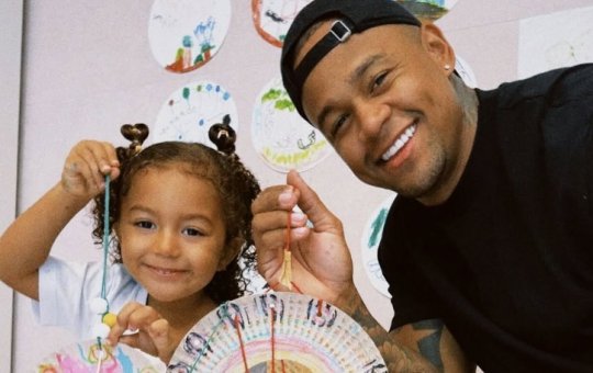 Liz Improta encanta internautas ao participar de evento de páscoa na escola