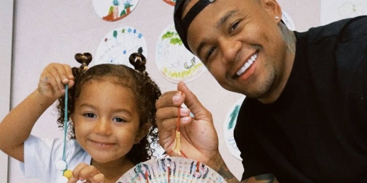 Liz Improta encanta internautas ao participar de evento de páscoa na escola