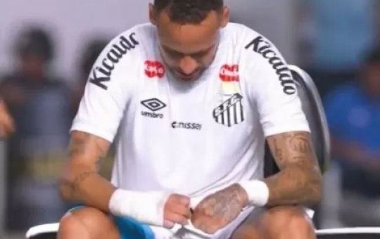 Neymar sente novamente incômodo na coxa e saiu chorando do jogo