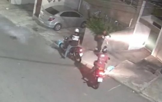 Mulher é assaltada por criminosos em motos na noite de quarta-feira no bairro da Boca do Rio