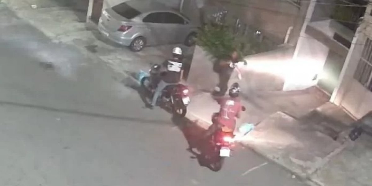 Mulher é assaltada por criminosos em motos na noite de quarta-feira no bairro da Boca do Rio