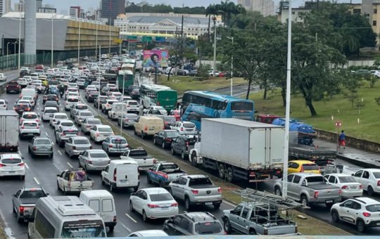 Protesto dos ex-rodoviários da CSN provoca engarrafamento na Avenida Paralela