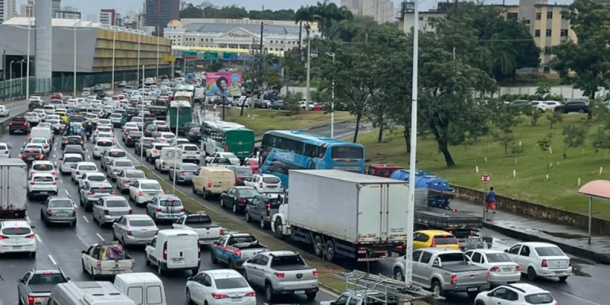 Protesto dos ex-rodoviários da CSN provoca engarrafamento na Avenida Paralela