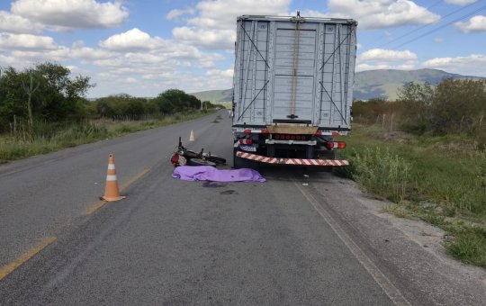 Colisão entre moto e caminhão mata policial militar da reserva na BA-120