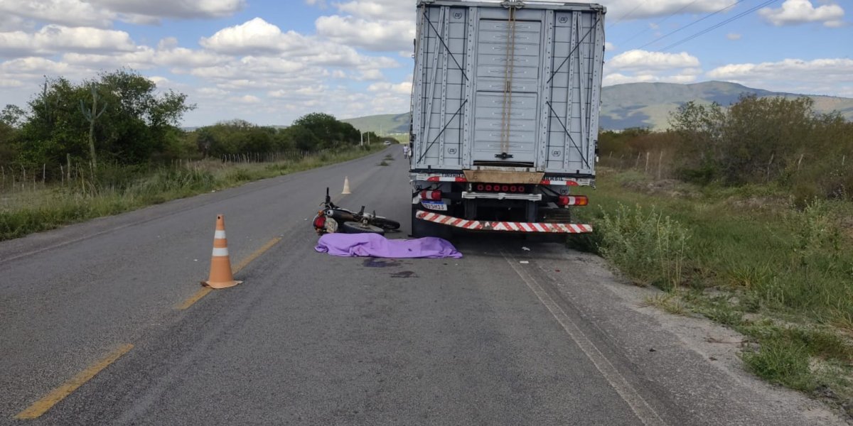 Colisão entre moto e caminhão mata policial militar da reserva na BA-120
