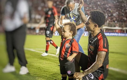 Momento fofura: João Pedro autografa camisas de torcedores do Vitória