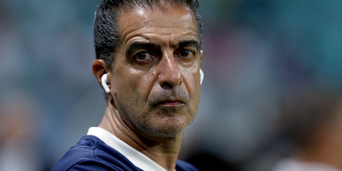 Ex-treinador do Bahia é chamado de burro após empate com Tricolor no Brasileirão