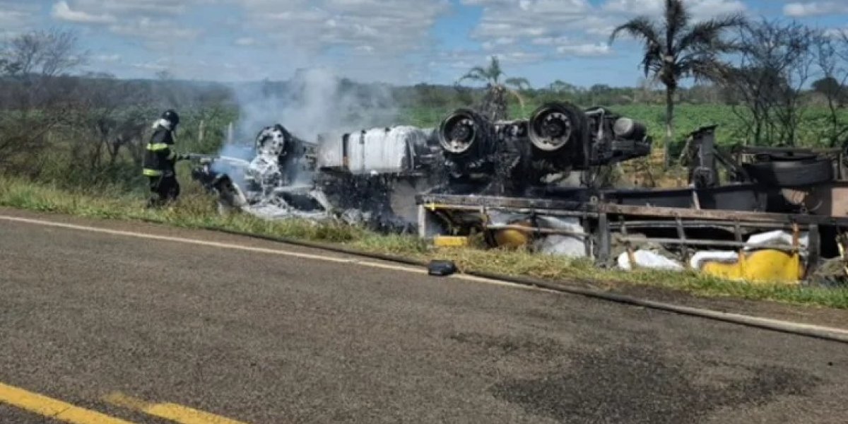 Motorista morre carbonizado após caminhão tombar e pegar fogo na BA-026