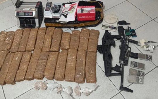 Suspeito de tráfico é preso em Valéria com submetralhadora e máquina de contar dinheiro