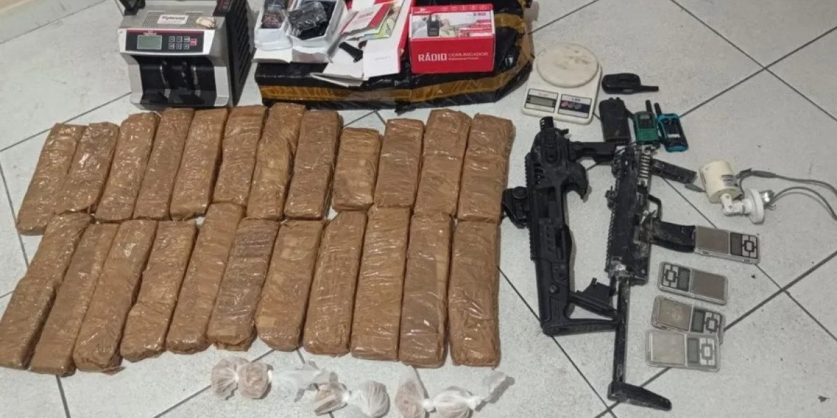 Suspeito de tráfico é preso em Valéria com submetralhadora e máquina de contar dinheiro