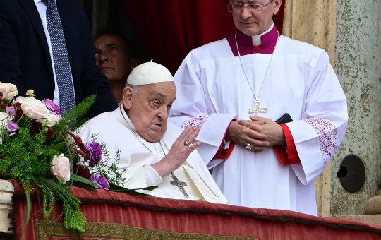 Papa Francisco aparece no Domingo de Páscoa para abençoar fiéis