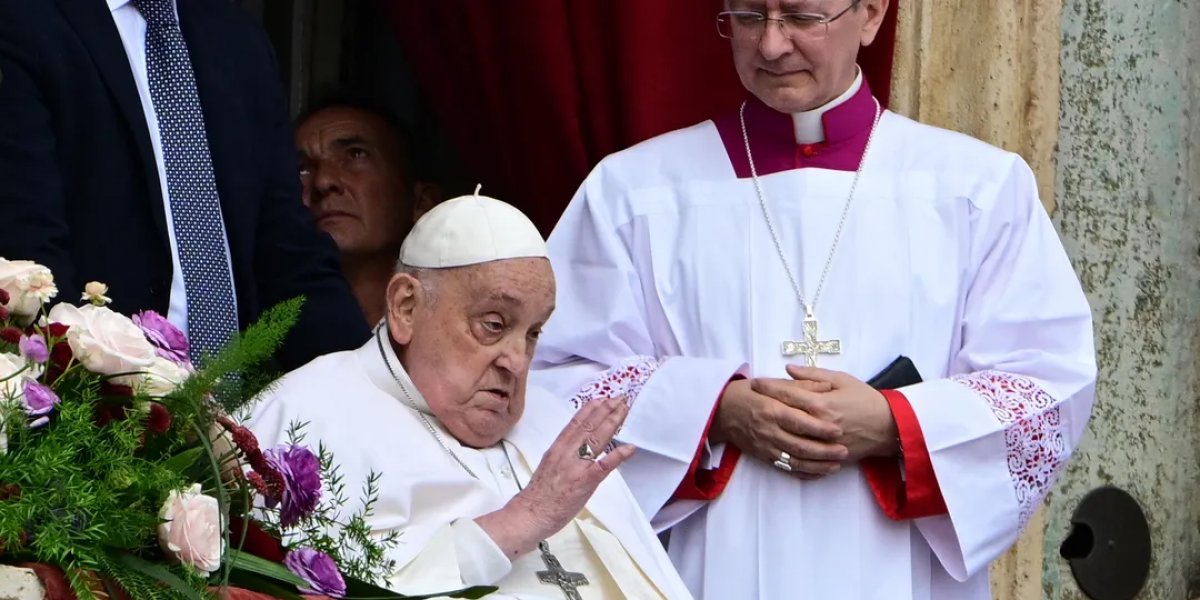 Papa Francisco aparece no Domingo de Páscoa para abençoar fiéis