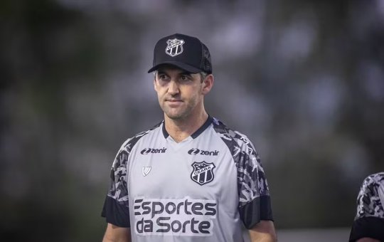 Ex-técnico do Vitória, Léo Condé, critica arbitragem após derrota "Não foi pênalti"