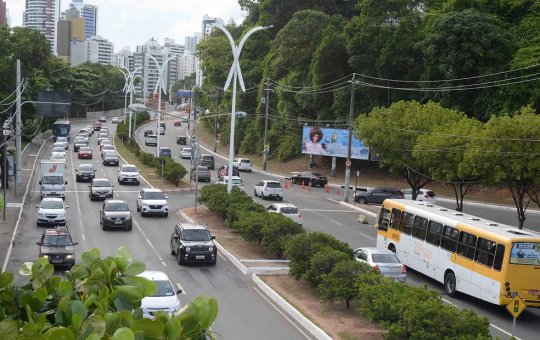 Motorista sofre acidente na Avenida ACM e tem itens furtados por supostos moradores de rua