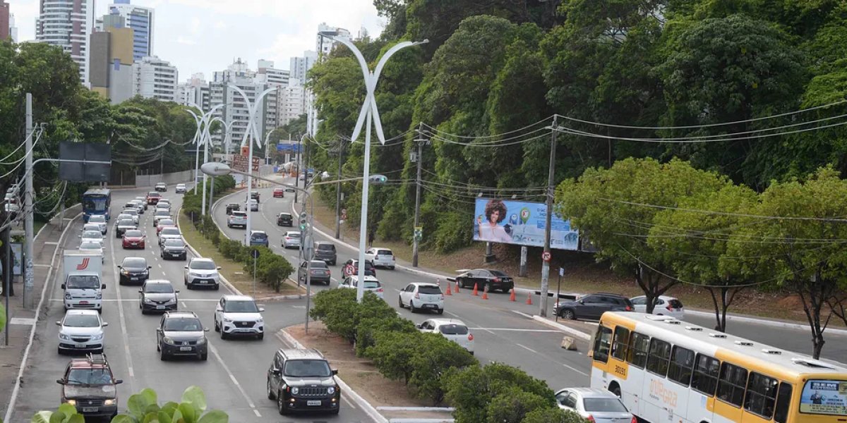 Motorista sofre acidente na Avenida ACM e tem itens furtados por supostos moradores de rua