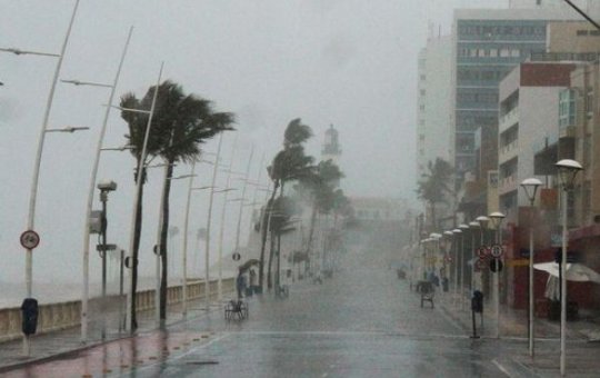 Salvador enfrenta chuvas até quinta com chegada de frente fria