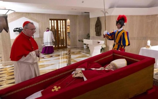 Vaticano divulga primeiras imagens do papa Francisco em caixão e explica ritos sobre o funeral