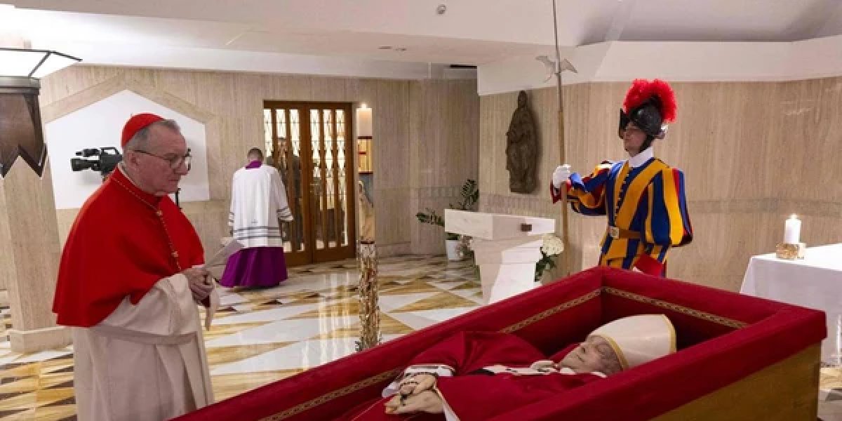 Vaticano divulga primeiras imagens do papa Francisco em caixão e explica ritos sobre o funeral