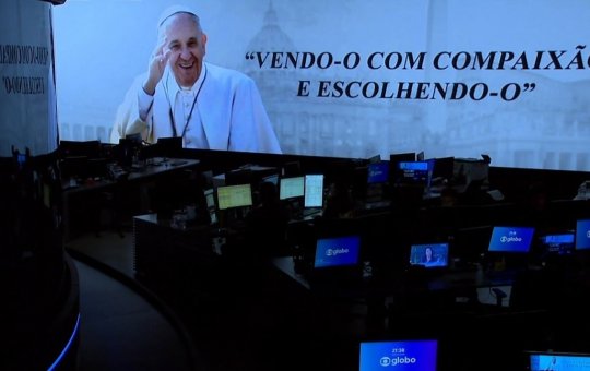 William Bonner emociona ao encerrar Jornal Nacional com leitura do testamento deixado pelo Papa Francisco
