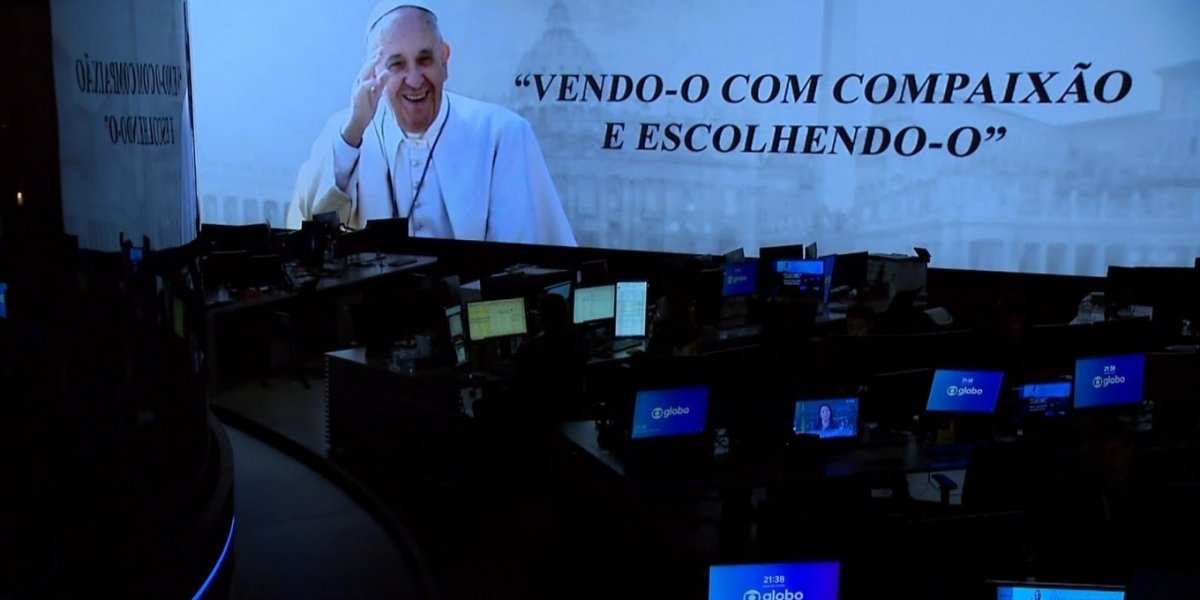 William Bonner emociona ao encerrar Jornal Nacional com leitura do testamento deixado pelo Papa Francisco