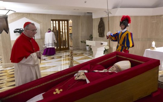 Vaticano divulga primeiras imagens do corpo de papa Francisco