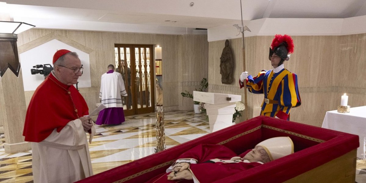 Vaticano divulga primeiras imagens do corpo de papa Francisco