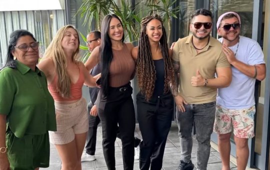 Aline aparece 'descendo até o chão' ao lado de Dona Delma antes da final do BBB25