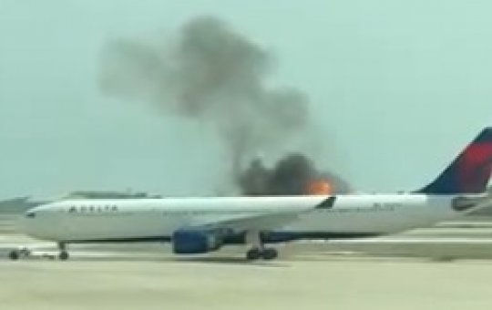 Incêndio em motor de avião força evacuação de quase 300 passageiros em Orlando