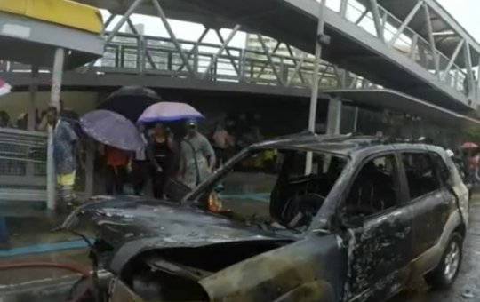 Carro pega fogo no bairro de Narandiba na estação Imbuí