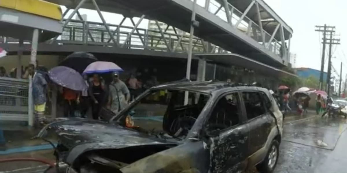 Carro pega fogo no bairro de Narandiba na estação Imbuí