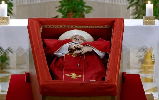 Funeral público do Papa tem início e fila de espera chega a 8 horas