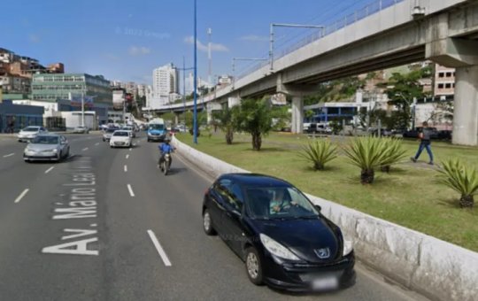 Van da CCR Metrô bate em estrutura de passarela na Avenida Bonocô