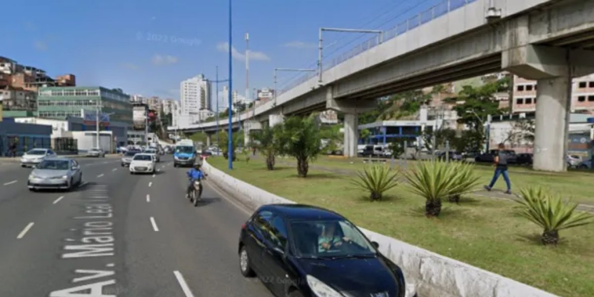 Van da CCR Metrô bate em estrutura de passarela na Avenida Bonocô