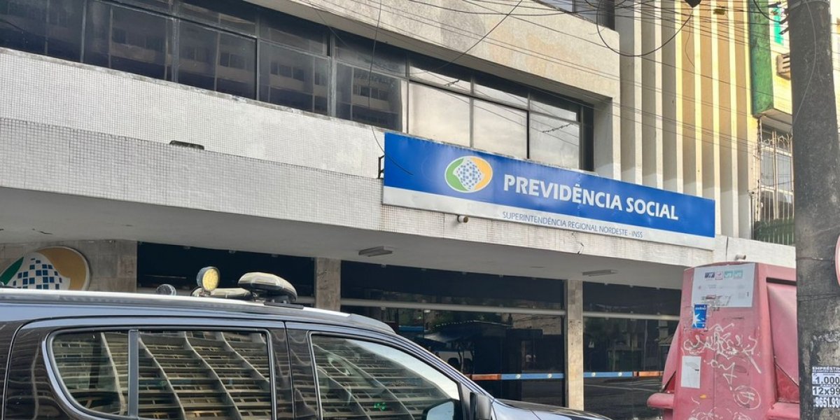 Carro da Policia Federal na frente de uma sede do INSS