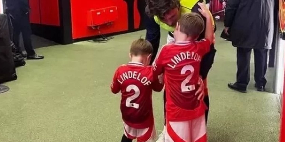 Victor Lindelöf com seus filhos antes de Manchester United e Wolverhampton