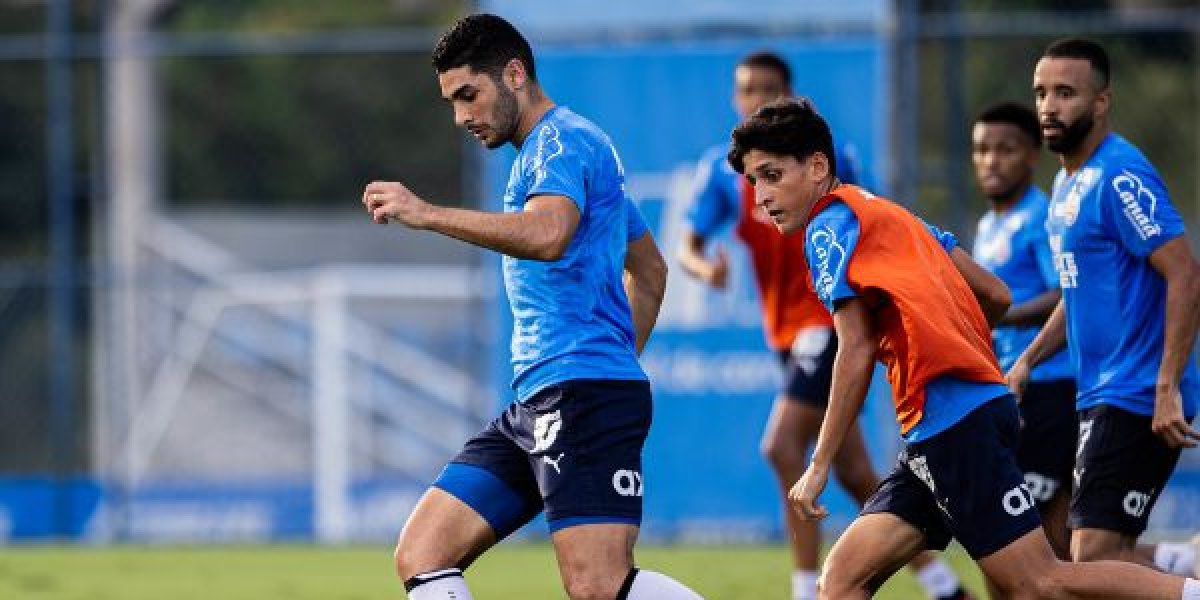Michel Araujo treinando com bola em treino do Bahia, com seus companheiros de equipe