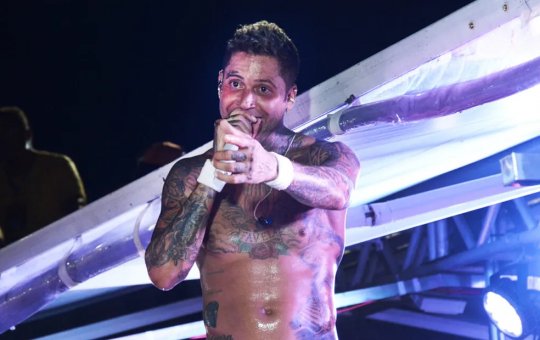 Kannário se irrita com fã durante show: "Vou pisar na cabeça dele"