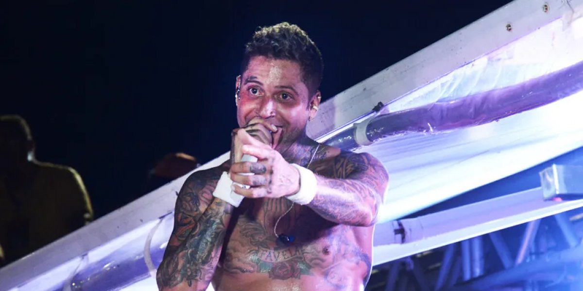 Kannário se irrita com fã durante show: "Vou pisar na cabeça dele"