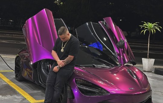 Filho de Deolane Bezerra desfila com McLaren de R$ 3 milhões pelas ruas da Rocinha