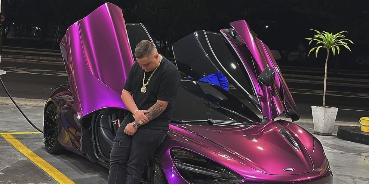 Giliard Santos ao lado do seu carro de luxo avaliado em cerca de R$ 3 milhões