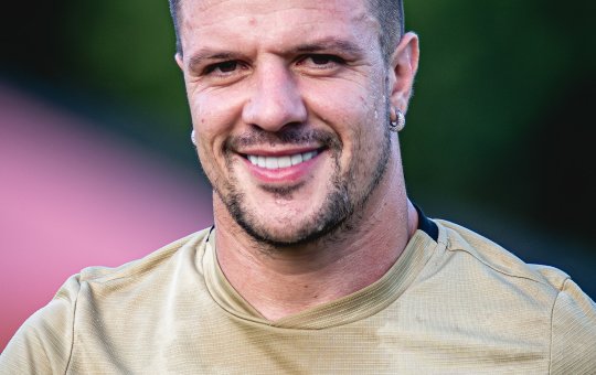 Atacante do Vitória posta foto com música de Kannário e ‘baianês’ em dia