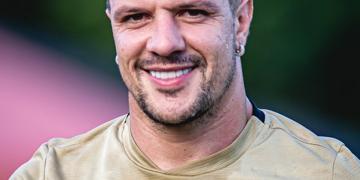 Renato Kayzer sorrindo para a câmera