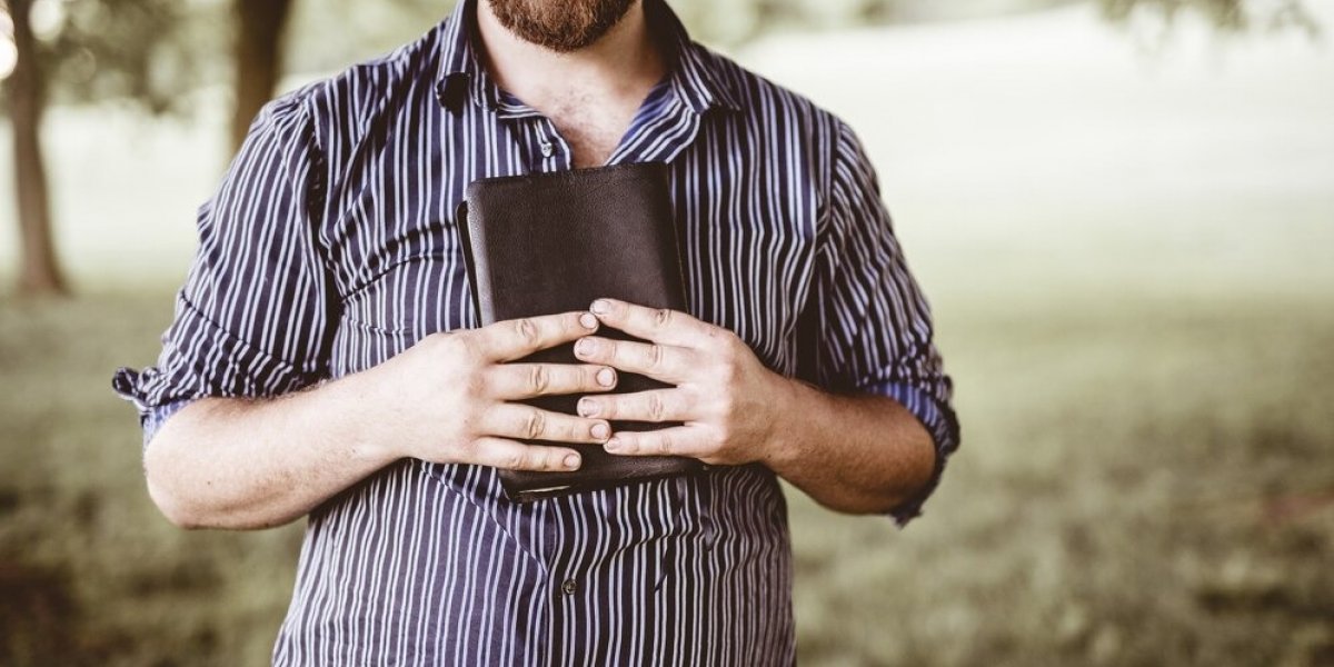 Pastor evangélico afirma que máquinas de raio-x são responsáveis por “tornar as pessoas homossexuais”