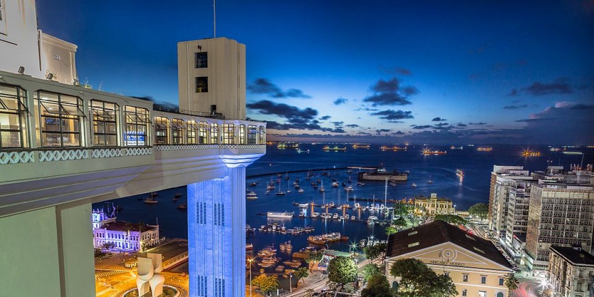 Foto do Elevador Lacerda de Salvador com uma luz azul em baixo