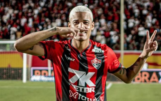 Mesmo não jogando bem e perdendo o jogo, Janderson debocha da torcida ao ser substituído